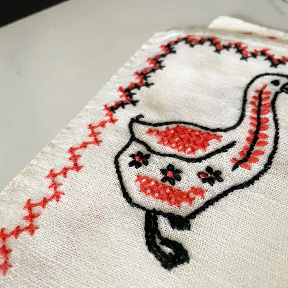 8 Piece SET - Vintage Embroidered Animal Themed Placemats & Napkins